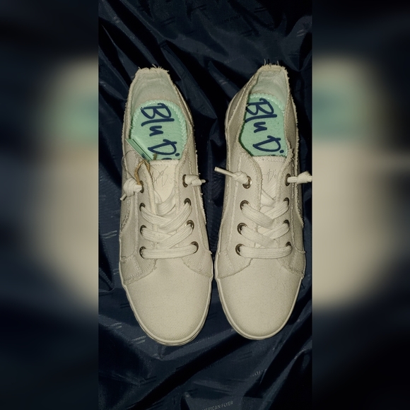 Blu Dor NEW Women's White Canvas Sneaker with Memory Foam Insole Size 9.5 - Picture 3 of 9